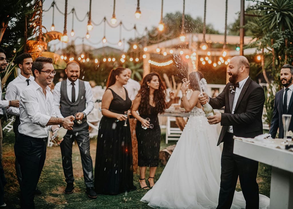 Feiernde Menschen auf einer Hochzeit
